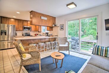 Falmouth Retreat W/ Sunroom   Walk To Beaches