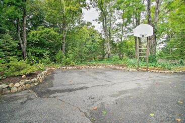 Falmouth Retreat W/ Sunroom   Walk To Beaches