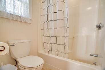Family Friendly Falmouth Home < 1 Mi To Beach!