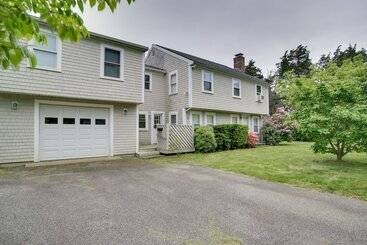 Family Friendly Falmouth Home < 1 Mi To Beach!
