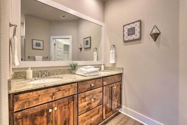 Fayetteville House: Pool Access & Gas Grill!