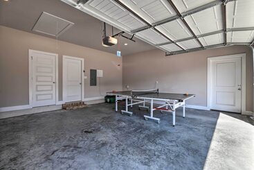 Fayetteville House: Pool Access & Gas Grill!