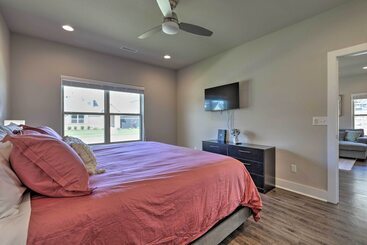 Fayetteville House: Pool Access & Gas Grill!