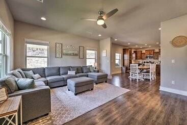Fayetteville House: Pool Access & Gas Grill!