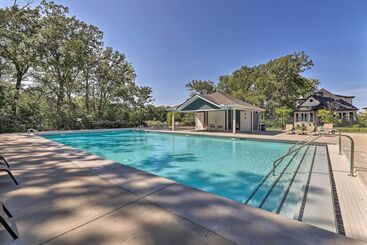 Fayetteville House: Pool Access & Gas Grill!