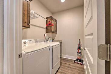 Fayetteville House: Pool Access & Gas Grill!