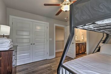 Fayetteville House: Pool Access & Gas Grill!