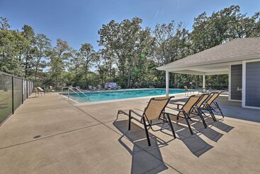 Fayetteville House: Pool Access & Gas Grill!