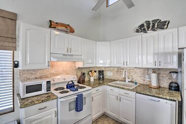 Galveston Beachfront House W/ Deck & Ocean Views!