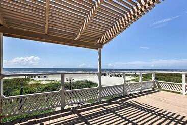 Galveston Beachfront House W/ Deck & Ocean Views!