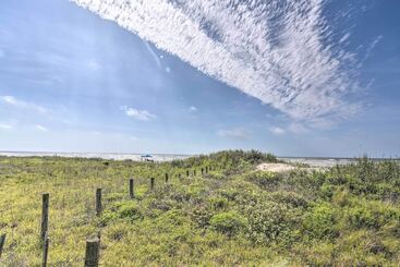 Galveston Beachfront House W/ Deck & Ocean Views!