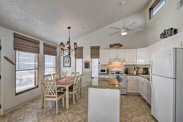 Galveston Beachfront House W/ Deck & Ocean Views!