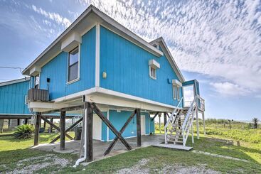 Galveston Beachfront House W/ Deck & Ocean Views!