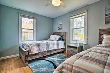 کلبه Cape Cod Family Home W/ Yard: Walk To Beach!