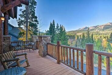 کلبه Hilltop Breck Home: Hot Tub, Views & Walk To Town