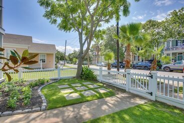 Walk To The Strand: Historic Galveston Home!