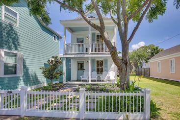 Walk To The Strand: Historic Galveston Home!