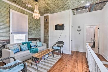 Walk To The Strand: Historic Galveston Home!