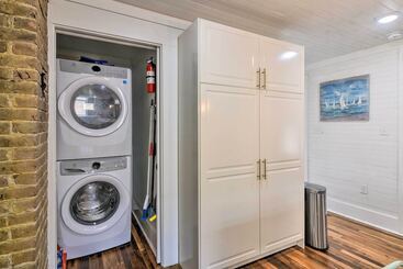 Walk To The Strand: Historic Galveston Home!