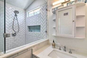 Walk To The Strand: Historic Galveston Home!