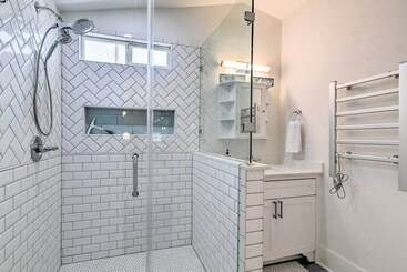 Walk To The Strand: Historic Galveston Home!