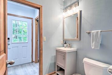 Walk To Beach & Main Street: Hyannis Cottage
