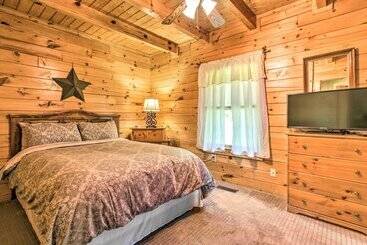Сельский дом Idyllic Sevierville Cabin: Deck + Smoky Mtn View!