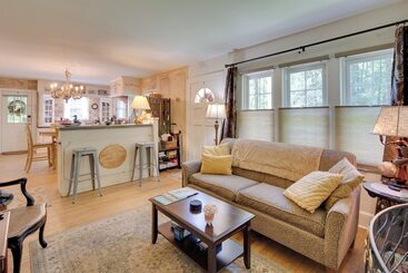 Le Canard  Cottage W/ Porch: 7 Mi To The Biltmore