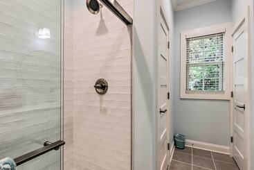 Lovely Mobile Retreat W/ Deck & Front Porch!