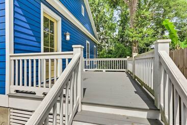 Lovely Mobile Retreat W/ Deck & Front Porch!