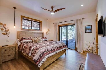 Сельский дом Luxe Breck Log Cabin W/ Hot Tub, Bar & Views!