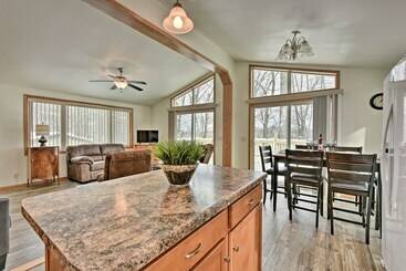 별장 Newly Constructed Red Cedar Lake Narrow Lodge!