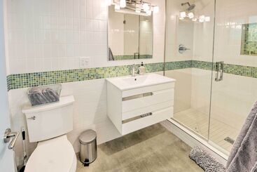 Palm Springs Home W/ Private Pool & Hot Tub!