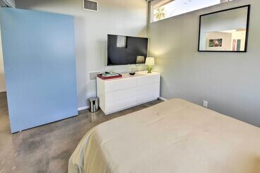 Palm Springs Home W/ Private Pool & Hot Tub!