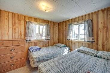 بيت ريفى Rustic Cabin W/ Fire Pit, Steps To Sand Lake!