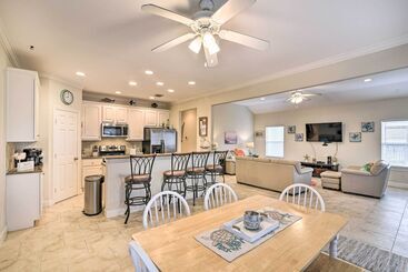 < 1 Mi To Beach: Salty Dog House In Galveston!