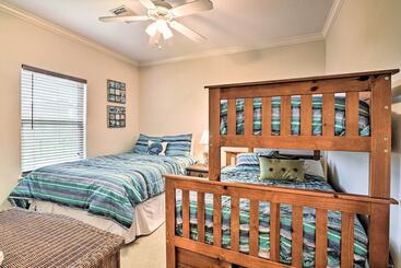 < 1 Mi To Beach: Salty Dog House In Galveston!