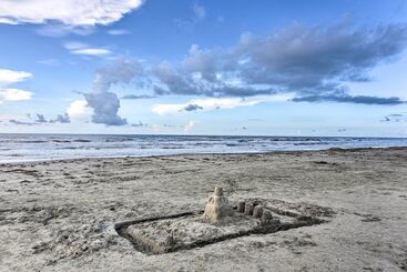< 1 Mi To Beach: Salty Dog House In Galveston!