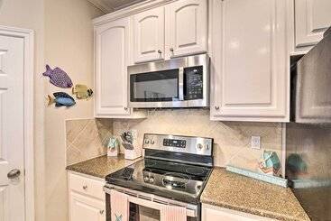 < 1 Mi To Beach: Salty Dog House In Galveston!