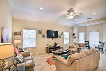 < 1 Mi To Beach: Salty Dog House In Galveston!