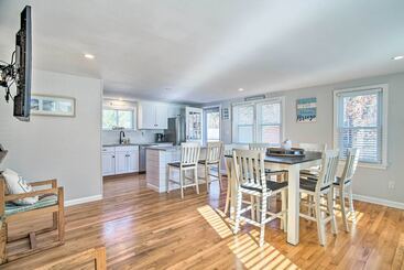 Spacious East Falmouth House   Walk To Great Pond!