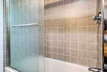 Spacious East Falmouth House   Walk To Great Pond!