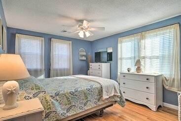 Spacious East Falmouth House   Walk To Great Pond!