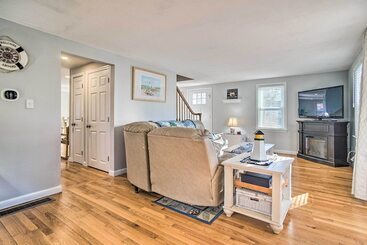 Spacious East Falmouth House   Walk To Great Pond!