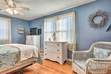 Spacious East Falmouth House   Walk To Great Pond!