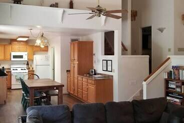 South Lake Tahoe Home W/ Deck: 4 Mi To Heavenly!