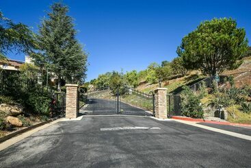 Spacious Villa W/ Great Views & Heated Spa!