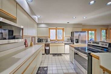 Wilmington Home W/ Game Room & Scenic Deck!