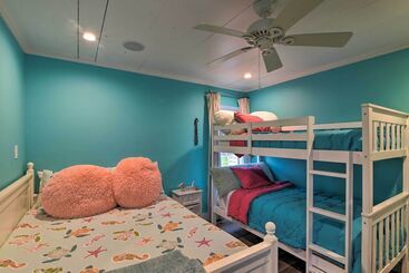 کلبه Updated Beach House W/ Private Beach + Hot Tub!