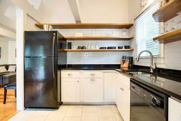 Updated Hyannis Home < 2 Mi To Beach & Golf!